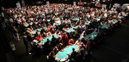 There were 800 players at the tables